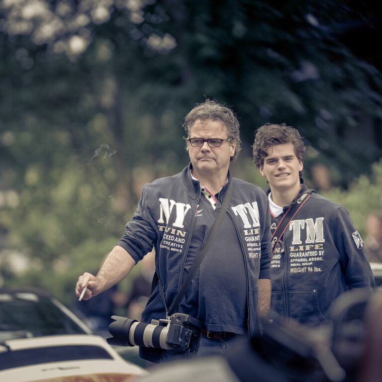 Floris Ensink achter de schermen met een collega