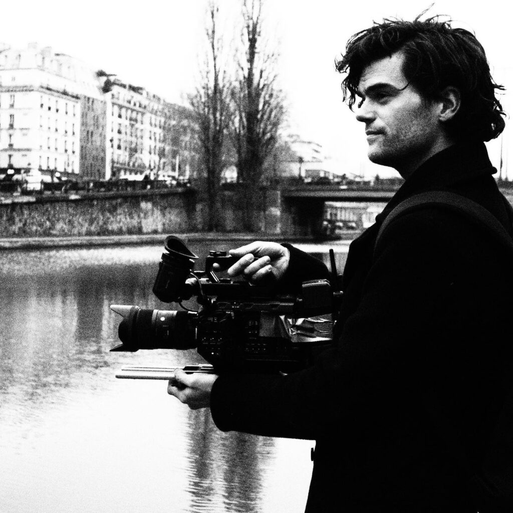 Floris Ensink van Fensink Productions met zijn videocamera in Parijs